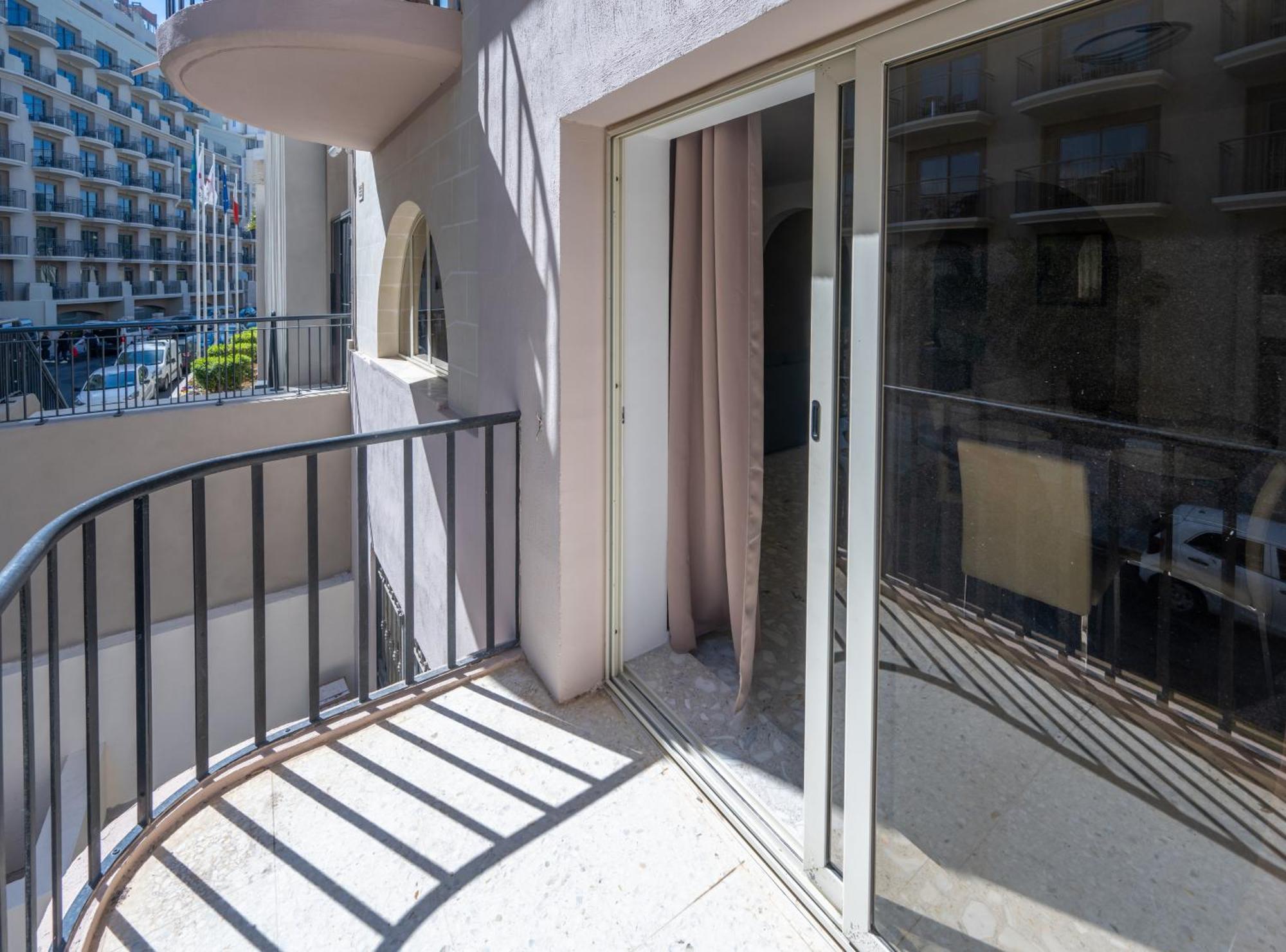 Spacious 3 Bedroom Apartment In The Heart Of St Julians Saint Julian's Dış mekan fotoğraf